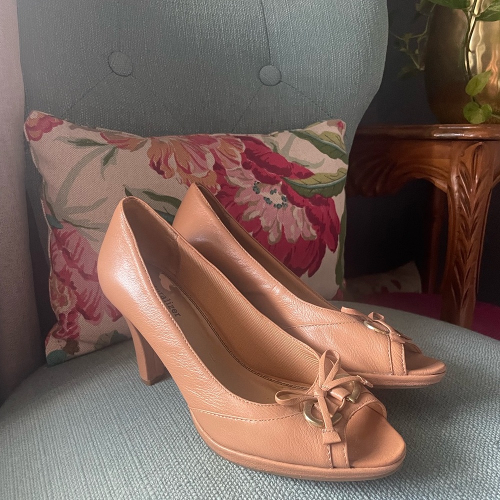 Naturalizer Size 9M Tan/Nude Leather Peep Toe Heels 👠 Bow & Brushed Gold Accent